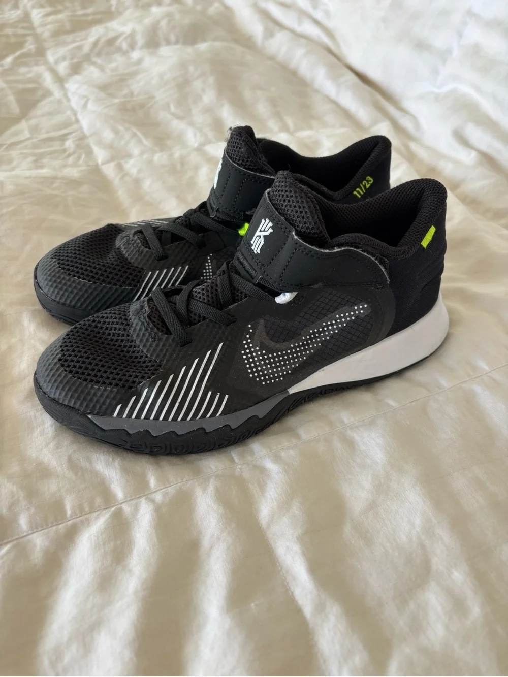 Nike Kyrie Irving Low Top Basketball Sneaker shoes Youth boys 3 Lace+Strap